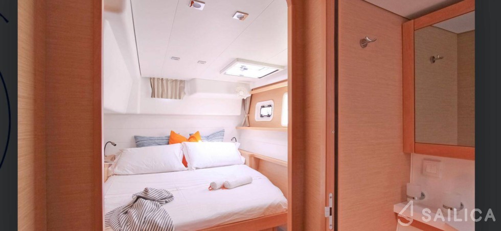 Lagoon 450  Flybridge - Yacht Charter Sailica