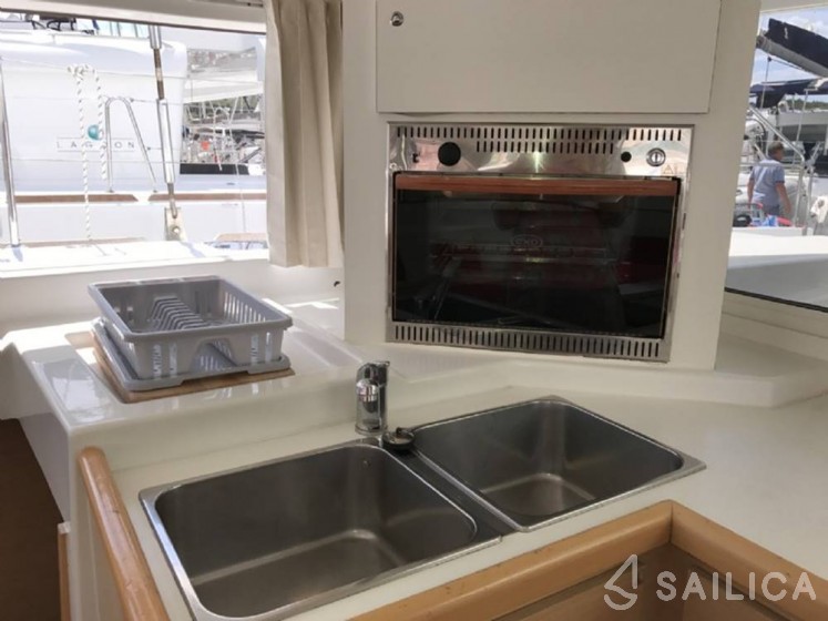 Lagoon 400 - Yacht Charter Sailica