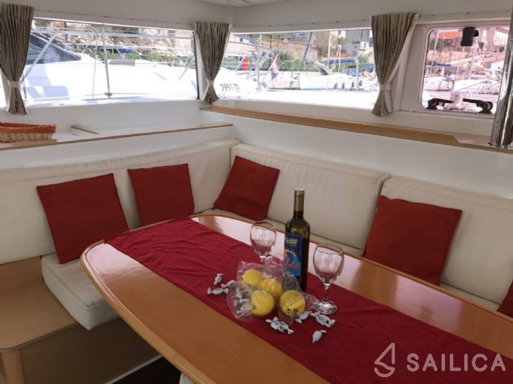 Lagoon 400 - Yacht Charter Sailica