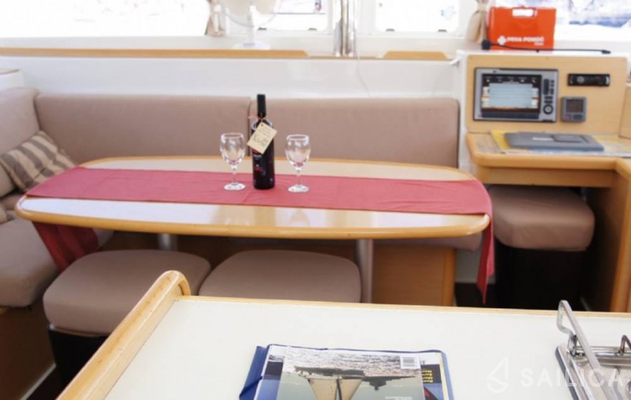 Lagoon 400 - Yacht Charter Sailica