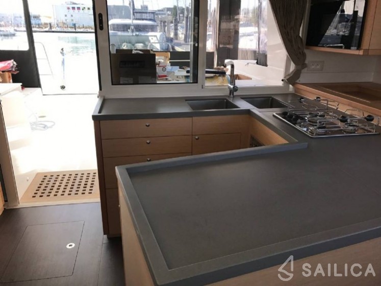 Lagoon 450  Flybridge - Yacht Charter Sailica