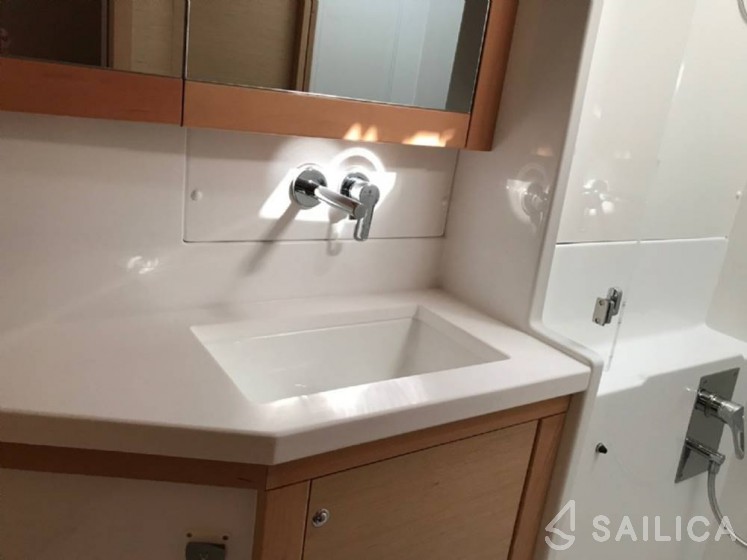 Lagoon 450  Flybridge - Yacht Charter Sailica