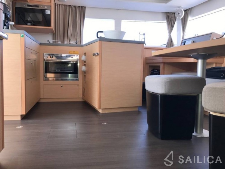 Lagoon 450  Flybridge - Yacht Charter Sailica