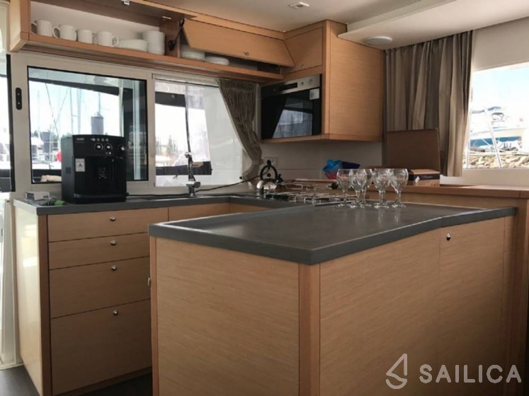 Lagoon 450  Flybridge - Yacht Charter Sailica