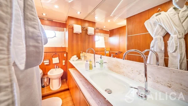 Canados 86 - Yacht Charter Sailica