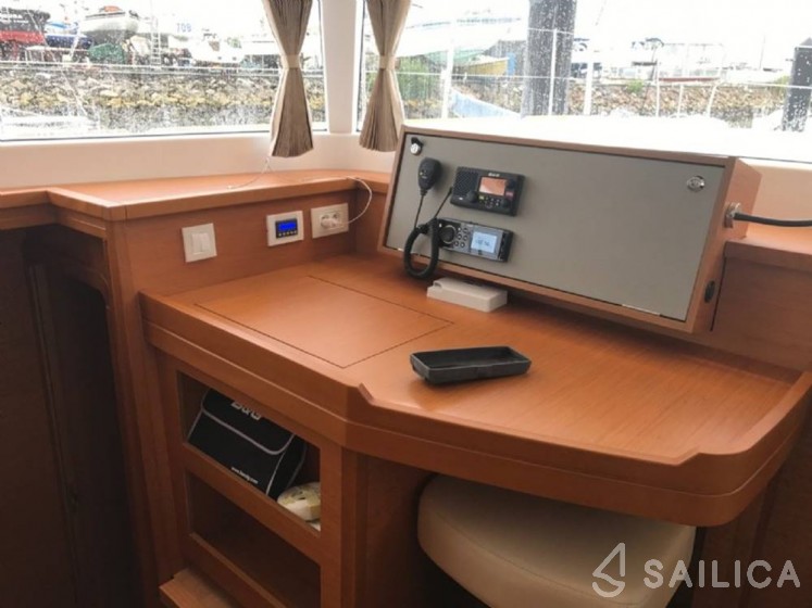 Lagoon 450 Flybridge - Yacht Charter Sailica