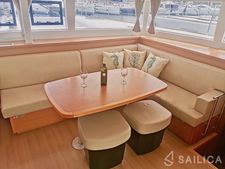 Lagoon 450 Flybridge - Yacht Charter Sailica