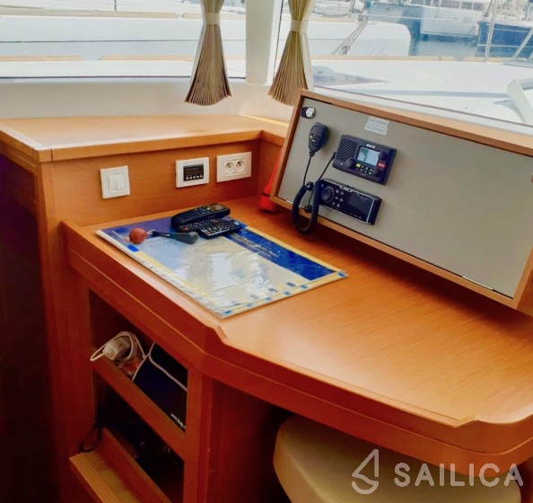 Lagoon 450 Flybridge - Yacht Charter Sailica