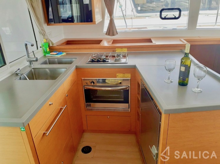 Lagoon 450 Flybridge - Yacht Charter Sailica