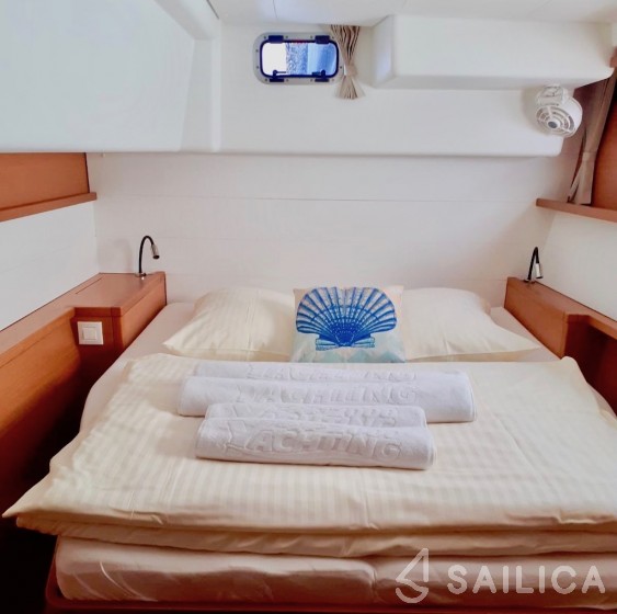 Lagoon 450 Flybridge - Yacht Charter Sailica