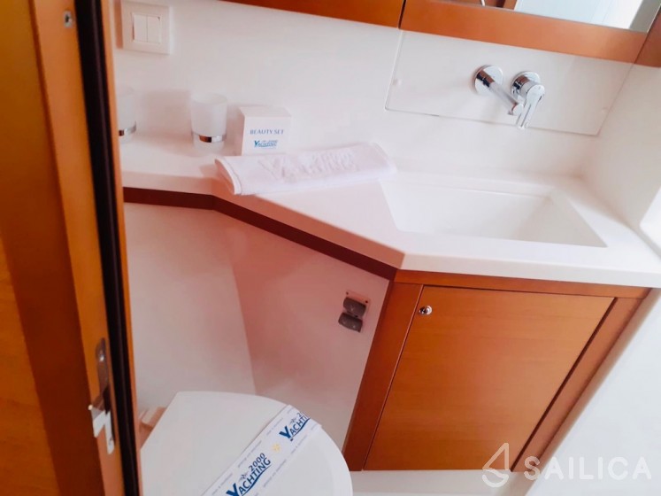 Lagoon 450 Flybridge - Yacht Charter Sailica