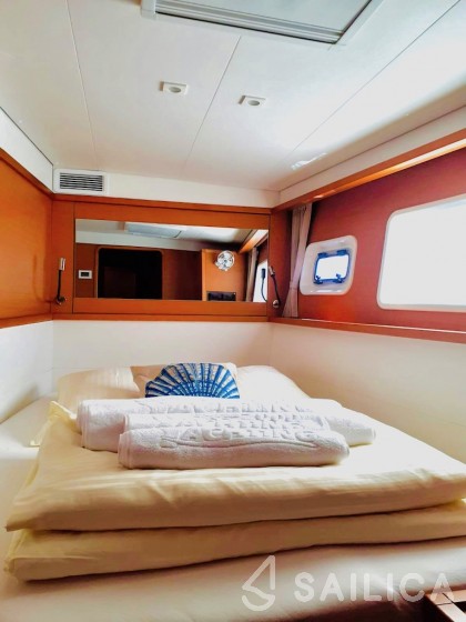 Lagoon 450 Flybridge - Yacht Charter Sailica