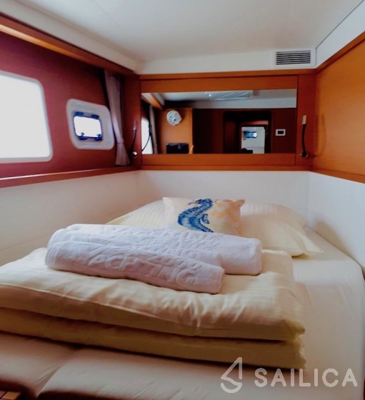 Lagoon 450 Flybridge - Yacht Charter Sailica
