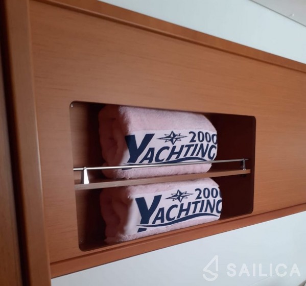 Lagoon 450 Flybridge - Yacht Charter Sailica