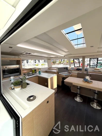 Astréa 42 - Yacht Charter Sailica