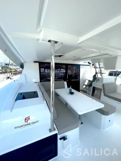 Astréa 42 - Yacht Charter Sailica