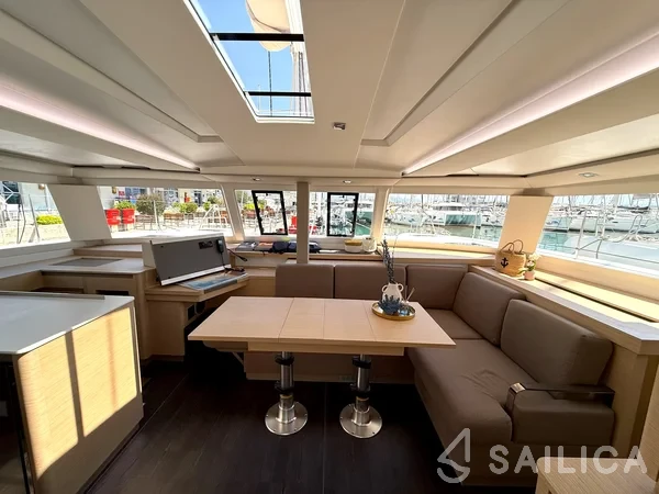 Astréa 42 - Yacht Charter Sailica