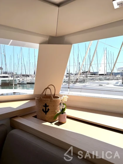 Astréa 42 - Yacht Charter Sailica