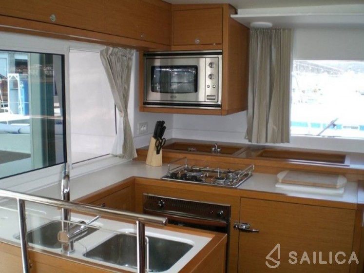 Lagoon 450 - Yacht Charter Sailica