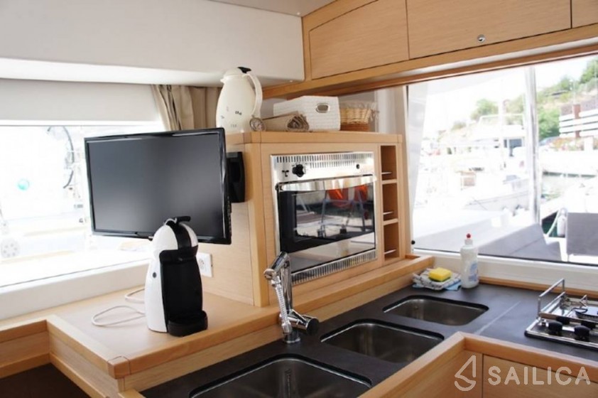 Lagoon 400 S2 - Yacht Charter Sailica