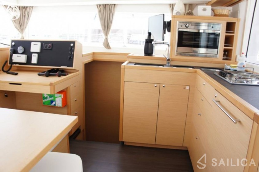 Lagoon 400 S2 - Yacht Charter Sailica