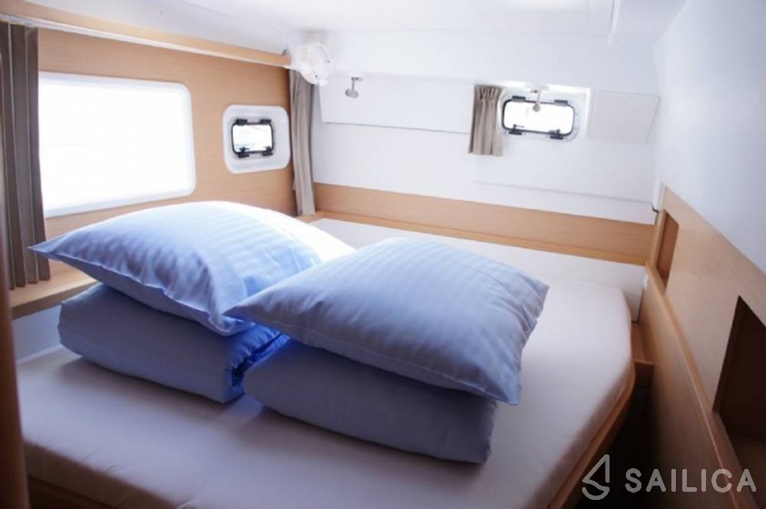 Lagoon 400 S2 - Yacht Charter Sailica