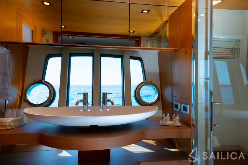 Ferretti 780 - Yacht Charter Sailica