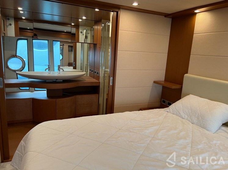 Ferretti 780 - Yacht Charter Sailica