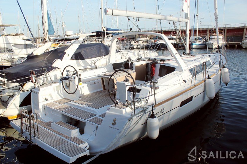 Oceanis 45 - Yacht Charter Sailica