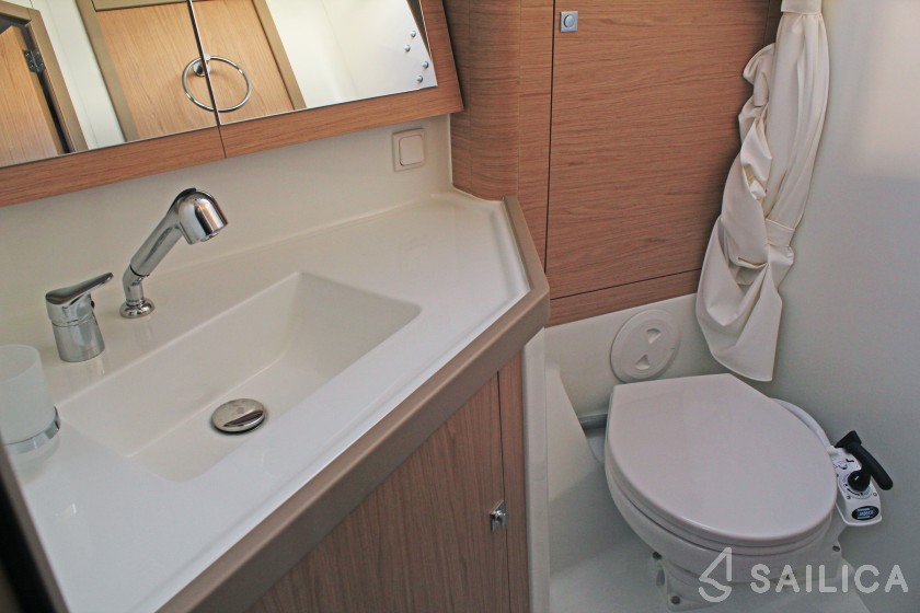 Oceanis 45 - Yacht Charter Sailica