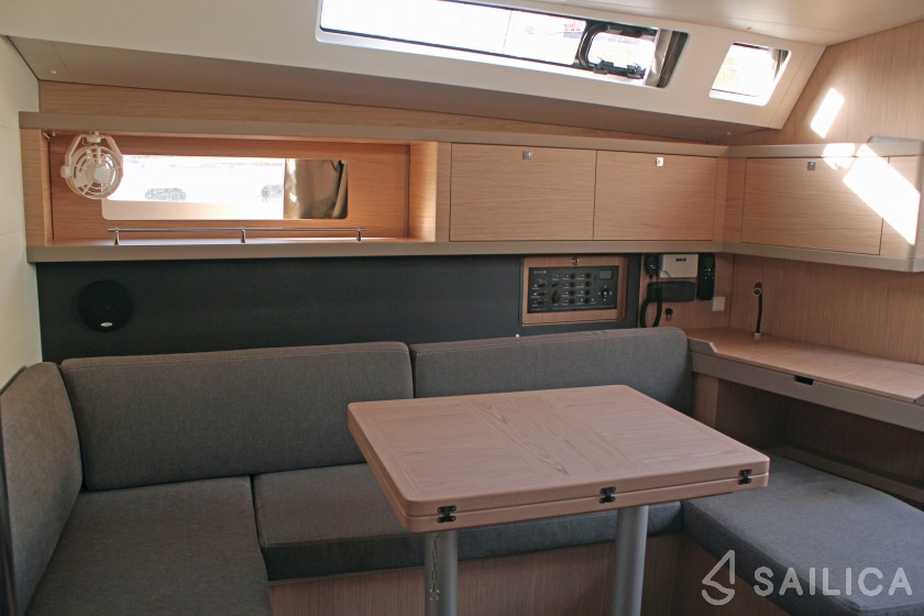 Oceanis 45 - Yacht Charter Sailica