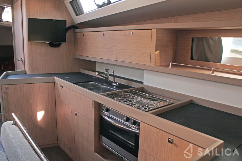 Oceanis 45 - Yacht Charter Sailica