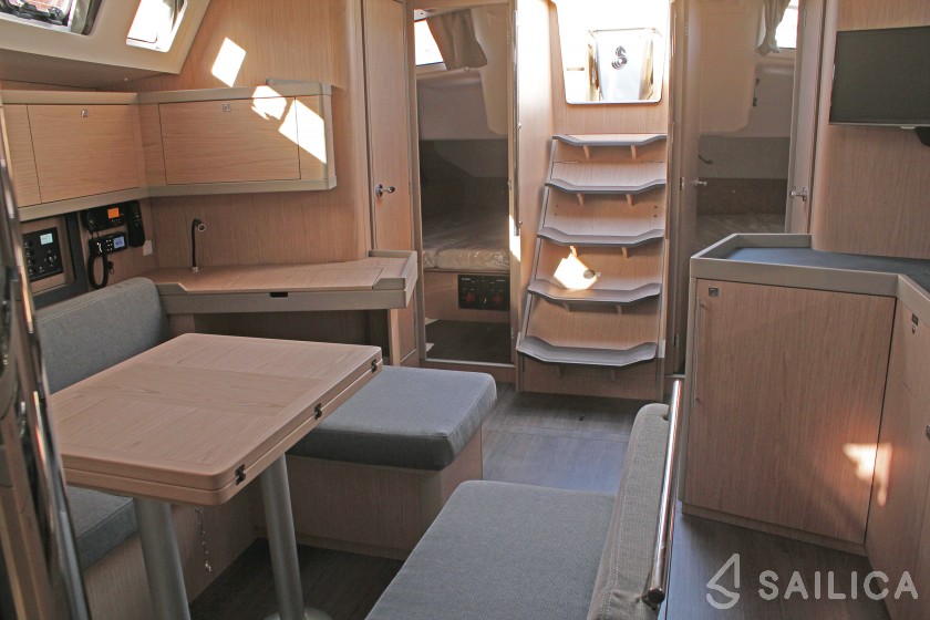 Oceanis 45 - Yacht Charter Sailica