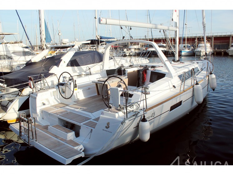 Oceanis 45 - Yacht Charter Sailica