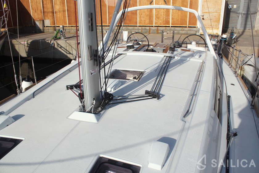 Oceanis 45 - Yacht Charter Sailica