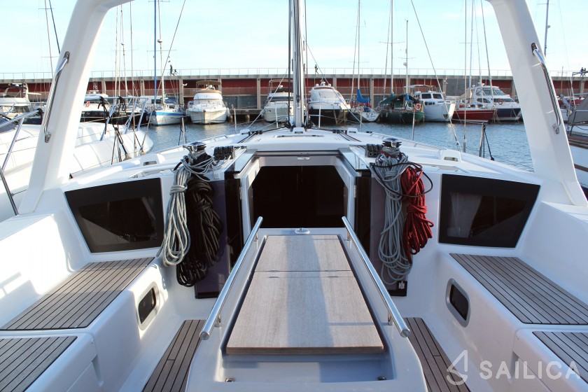 Oceanis 45 - Yacht Charter Sailica