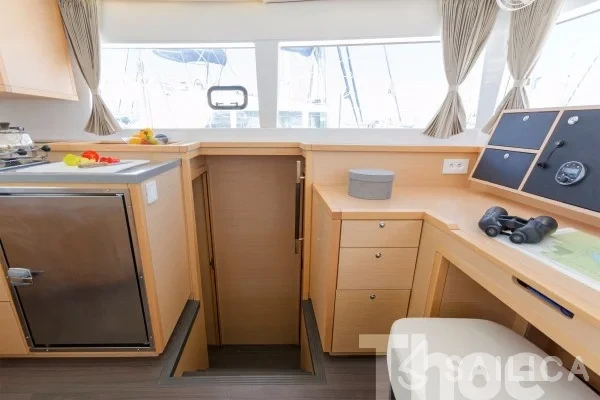 Lagoon 450  Flybridge - Yacht Charter Sailica