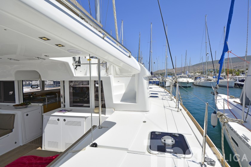 Lagoon 450  Flybridge - Yacht Charter Sailica