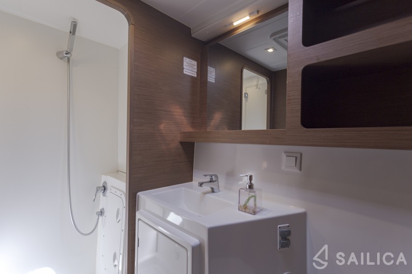 Lagoon 42 - Yacht Charter Sailica