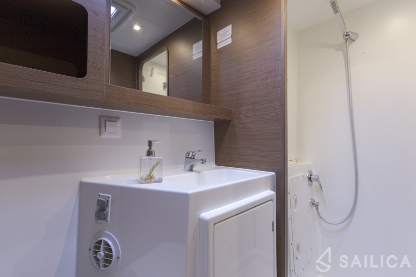 Lagoon 42 - Yacht Charter Sailica