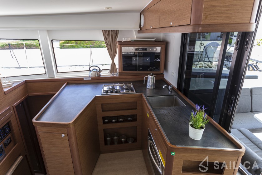 Lagoon 42 - Yacht Charter Sailica