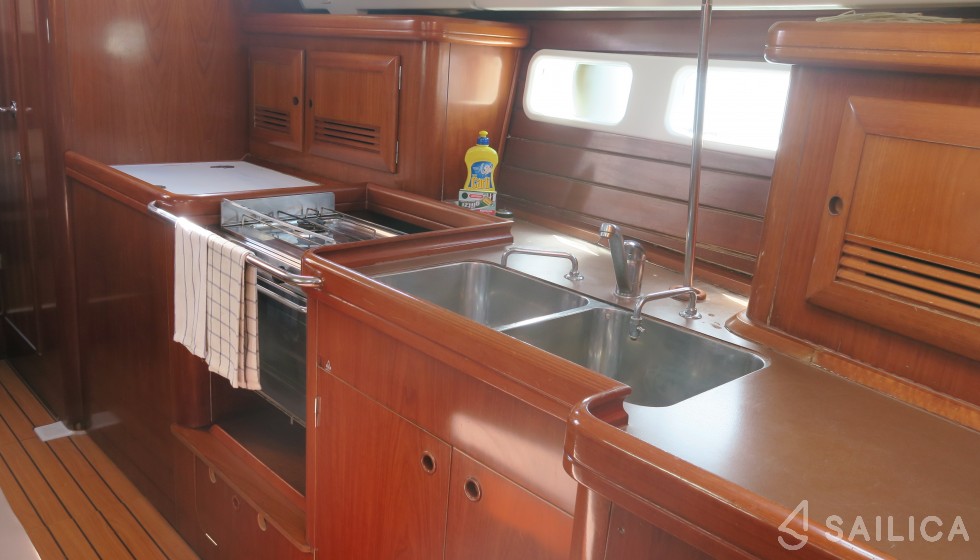 Oceanis 423 - Yacht Charter Sailica