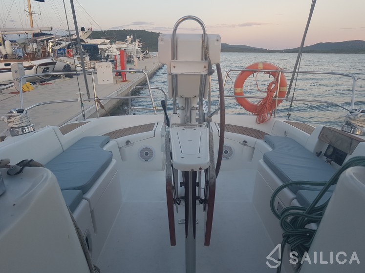 Oceanis 423 - Yacht Charter Sailica