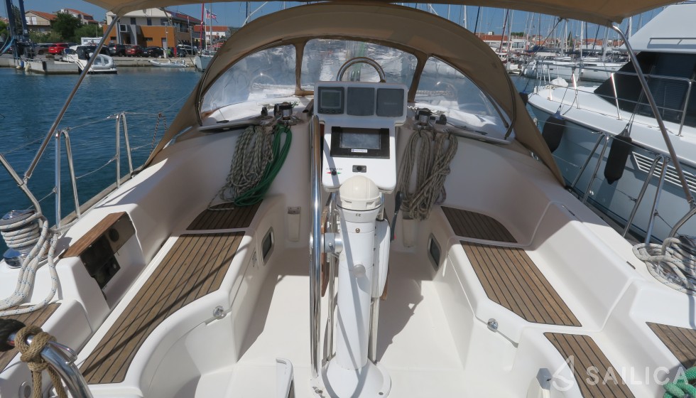 Oceanis 423 - Yacht Charter Sailica