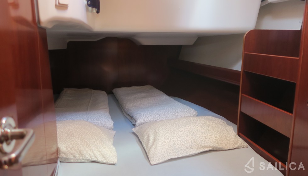 Oceanis 423 - Yacht Charter Sailica