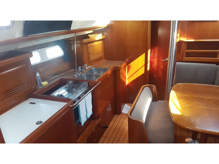 Oceanis 423 - Yacht Charter Sailica