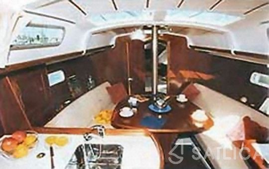 Oceanis 323 - Yacht Charter Sailica