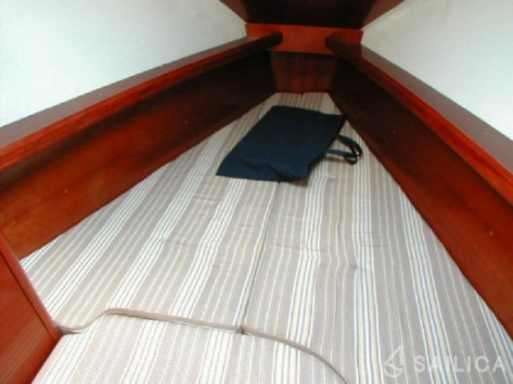 Oceanis 323 - Yacht Charter Sailica