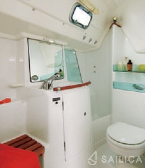 Oceanis 323 - Yacht Charter Sailica