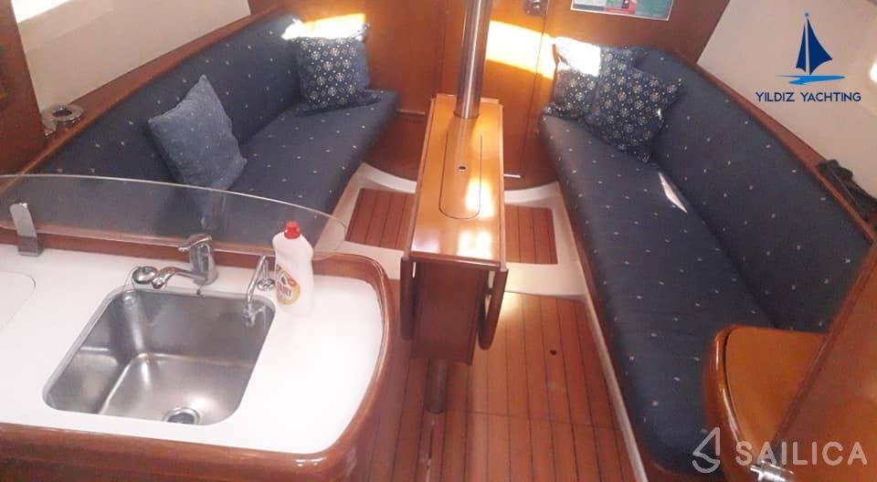 Oceanis 323 - Yacht Charter Sailica
